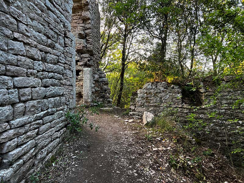 Le mura della Roccaccia a Titignano