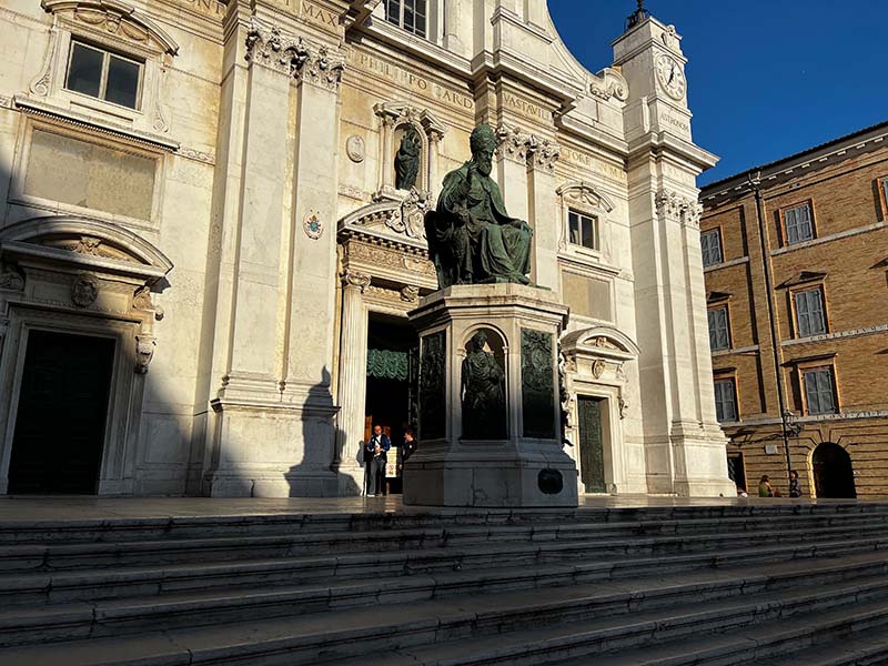 Monumento a Papa Sisto V a Loreto