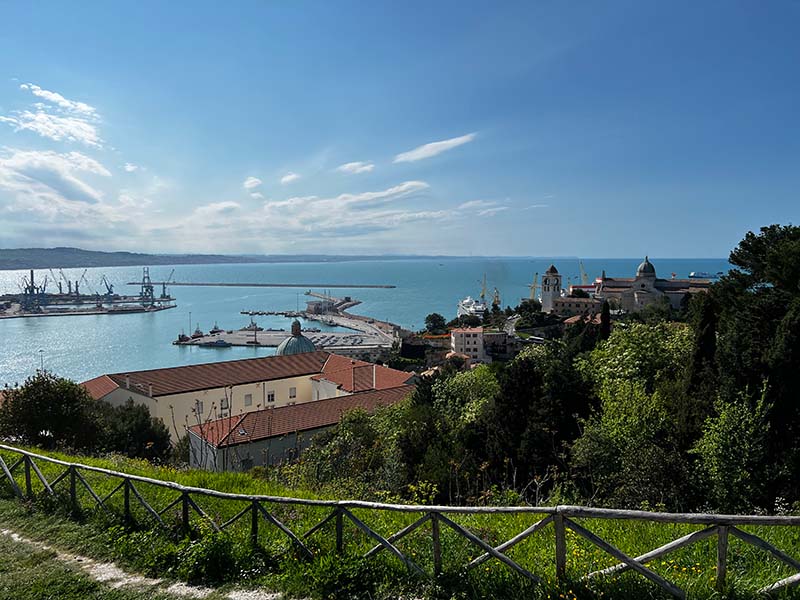 Punto panoramico sul porto di Ancona dal Parco del Cardeto