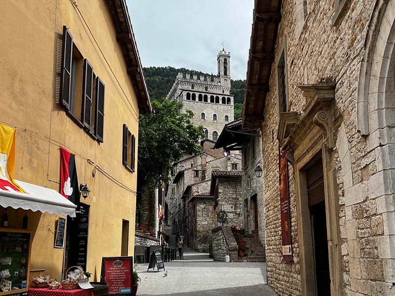 Vista sul castello a Gubbio